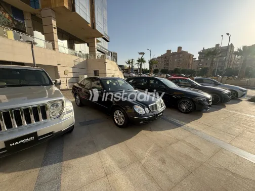 Mercedes E 350 2005 Black Automatic Used for Sale in Greater Cairo ( Cairo + Giza) - 5