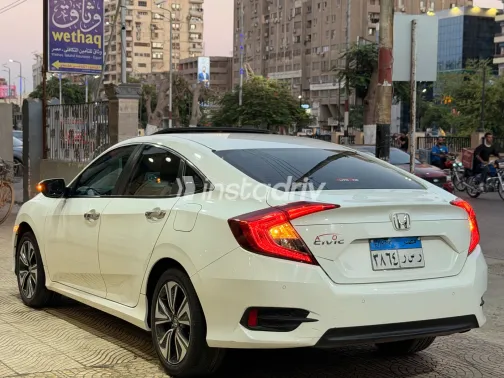 هوندا سيفك 2021 أبيض أوتوماتيك مستعملة للبيع في القاهرة الكبرى ( القاهرة - الجيزة) - 5