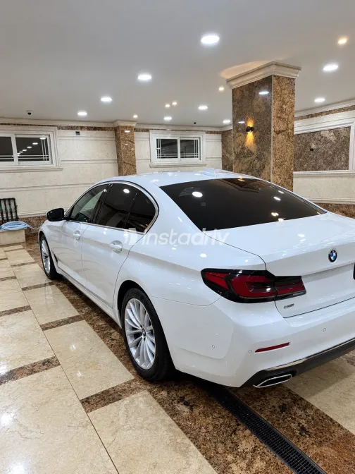 بي ام دبليو 520 2023 أبيض أوتوماتيك مستعملة للبيع في القاهرة الكبرى ( القاهرة - الجيزة) - 2