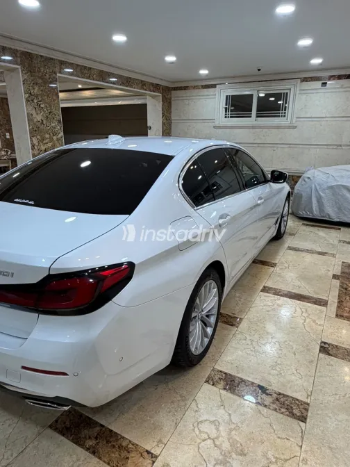 بي ام دبليو 520 2023 أبيض أوتوماتيك مستعملة للبيع في القاهرة الكبرى ( القاهرة - الجيزة) - 5