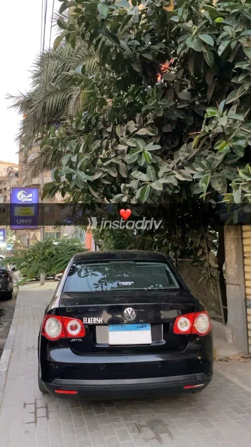 Volkswagen Jetta 2011 Black Automatic Used for Sale in Greater Cairo ( Cairo + Giza) - 7