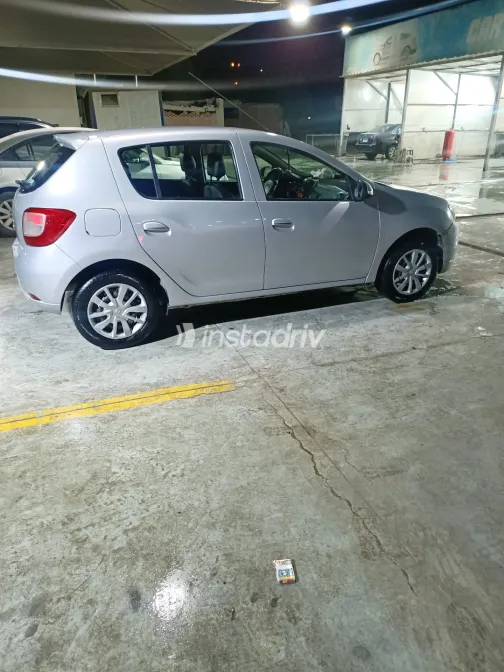 Renault Sandero 2016 Silver Automatic Used for Sale in Greater Cairo ( Cairo + Giza) - 3