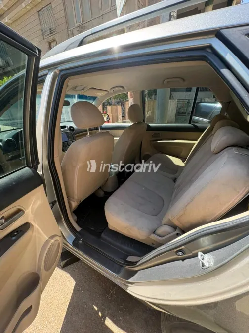 Kia Carens 2010 Bronze Automatic Used for Sale in Greater Cairo ( Cairo + Giza) - 9