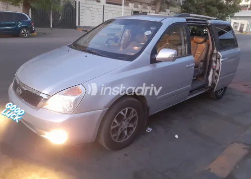 Kia Carnival 2015 Silver Automatic Used for Sale in Greater Cairo ( Cairo + Giza) - 9