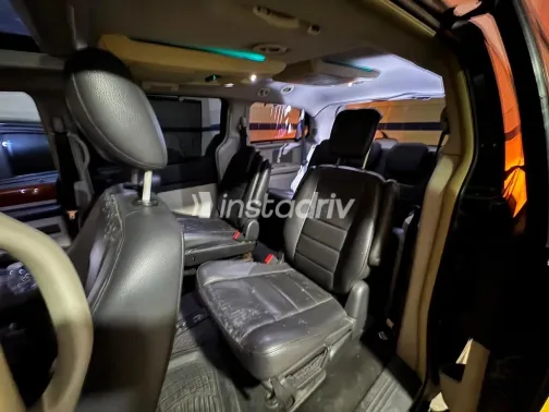 Chrysler Town & Country 2009 Black Automatic Used for Sale in Greater Cairo ( Cairo + Giza) - 7