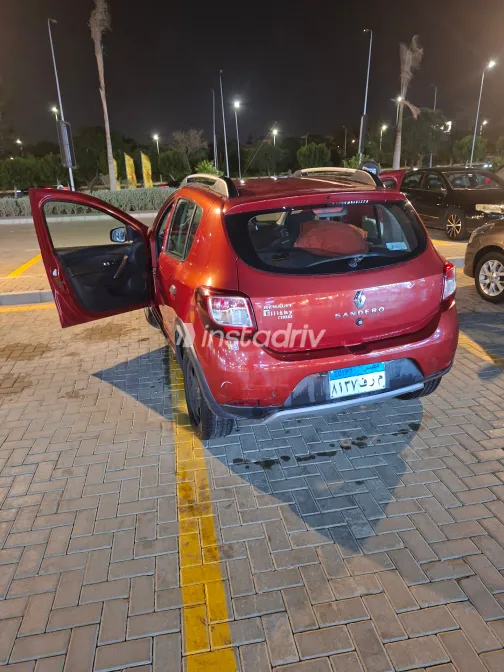 Renault Sandero Step Way 2017 Red Automatic Used for Sale in Greater Cairo ( Cairo + Giza) - 2