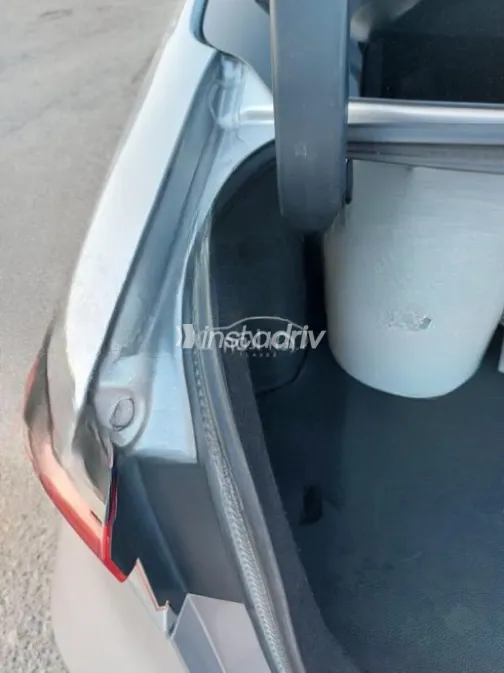 تويوتا كورولا 2019 فضي أوتوماتيك مستعملة للبيع في القاهرة - 2