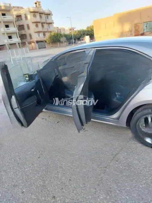 تويوتا كورولا 2019 فضي أوتوماتيك مستعملة للبيع في القاهرة - 3