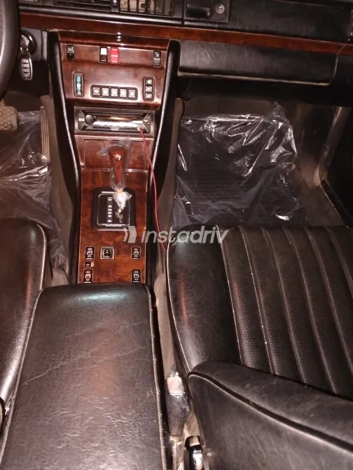 Mercedes E 200 1986 Gold Automatic Used for Sale in Greater Cairo ( Cairo + Giza) - 2