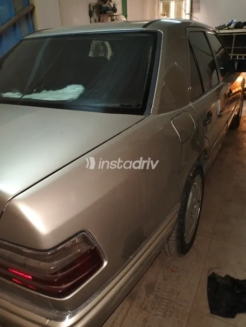Mercedes E 200 1986 Gold Automatic Used for Sale in Greater Cairo ( Cairo + Giza) - 3