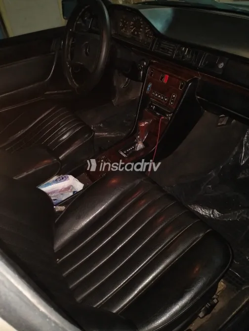 Mercedes E 200 1986 Gold Automatic Used for Sale in Greater Cairo ( Cairo + Giza) - 4