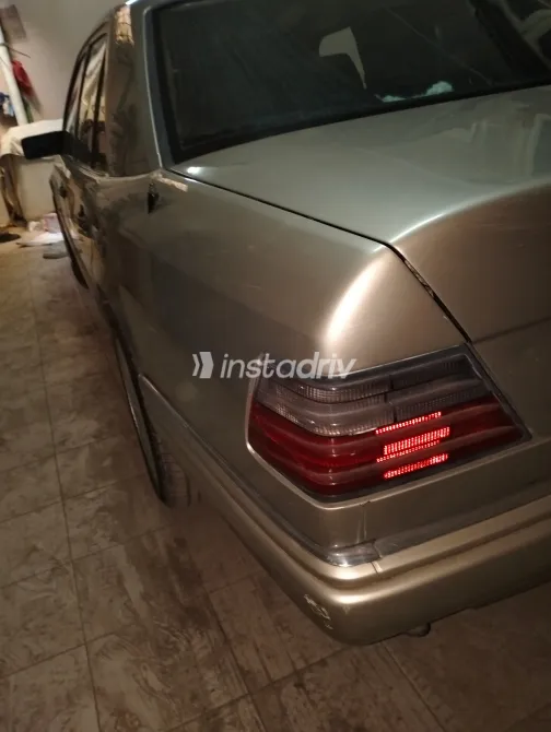 Mercedes E 200 1986 Gold Automatic Used for Sale in Greater Cairo ( Cairo + Giza) - 5