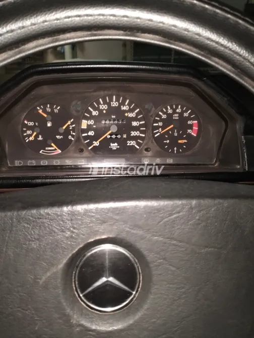 Mercedes E 200 1986 Gold Automatic Used for Sale in Greater Cairo ( Cairo + Giza) - 7