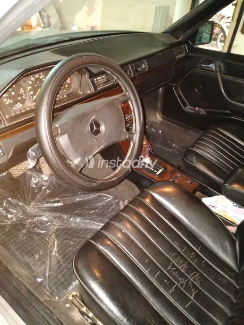 Mercedes E 200 1986 Gold Automatic Used for Sale in Greater Cairo ( Cairo + Giza) - 8