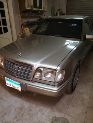 Mercedes E 200 1986 Gold Automatic Used for Sale in Greater Cairo ( Cairo + Giza)