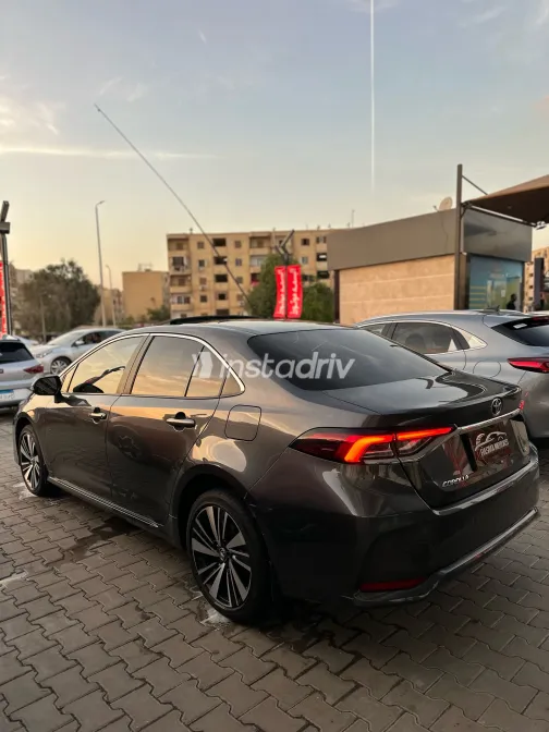 تويوتا كورولا 2025 رمادي غامق أوتوماتيك مستعملة للبيع في القاهرة الكبرى ( القاهرة - الجيزة) - 3