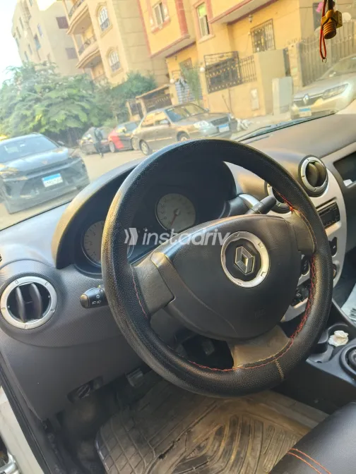 Renault Logan 2010 Silver Manual Used for Sale in Greater Cairo ( Cairo + Giza) - 4