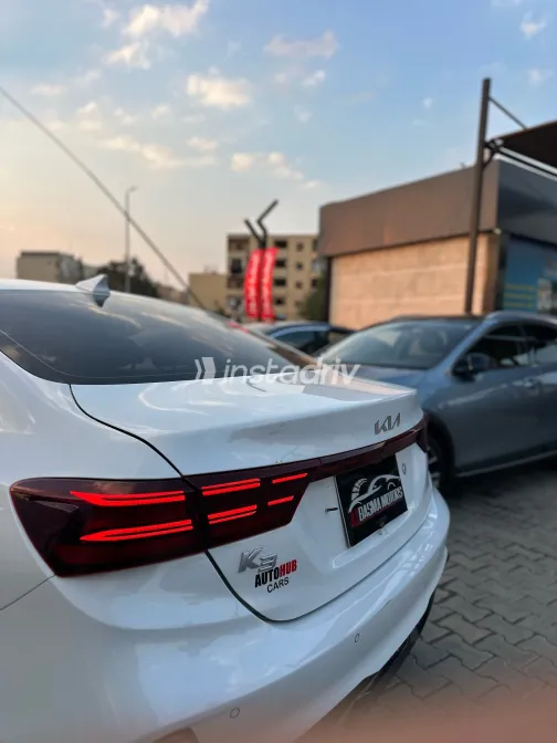كيا جراند سيراتو 2023 أبيض أوتوماتيك مستعملة للبيع في القاهرة الكبرى ( القاهرة - الجيزة) - 3