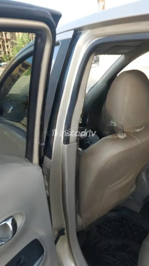 Nissan Sunny 2019 Champagne Automatic Used for Sale in Cairo - 3