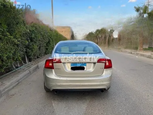 Volvo S60 2018 Silver Automatic Used for Sale in Maadi - 3