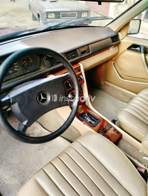 Mercedes E 230 1989 Red Automatic Used for Sale in Greater Cairo ( Cairo + Giza) - 7