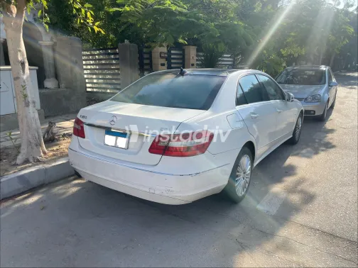 Mercedes E 200 2011 White Automatic Used for Sale in Greater Cairo ( Cairo + Giza) - 3