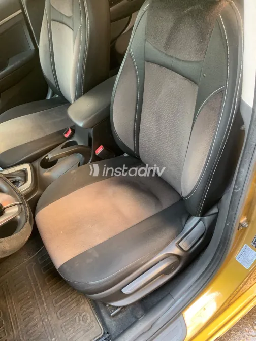 Hyundai Elantra AD 2019 Gold Automatic Used for Sale in Greater Cairo ( Cairo + Giza) - 10