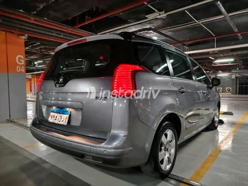 Peugeot 5008 2017 Gray Automatic Used for Sale in Greater Cairo ( Cairo + Giza) - 3