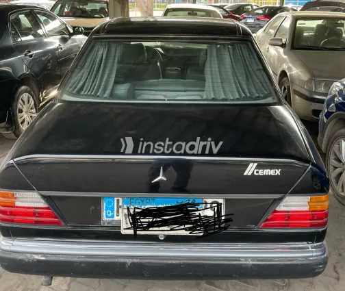 Mercedes E 200 1990 Black Manual Used for Sale in Greater Cairo ( Cairo + Giza) - 2