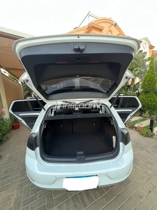 Volkswagen Golf 2021 White Automatic Used for Sale in Greater Cairo ( Cairo + Giza) - 3