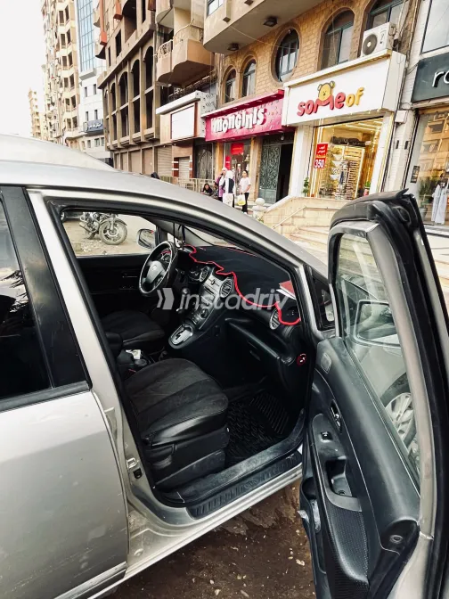 Kia Carens 2011 Silver Automatic Used for Sale in Greater Cairo ( Cairo + Giza) - 3