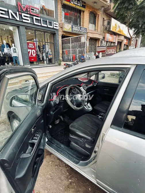 Kia Carens 2011 Silver Automatic Used for Sale in Greater Cairo ( Cairo + Giza) - 8