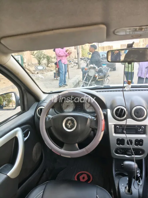 Renault Sandero 2013 Silver Automatic Used for Sale in Greater Cairo ( Cairo + Giza) - 9