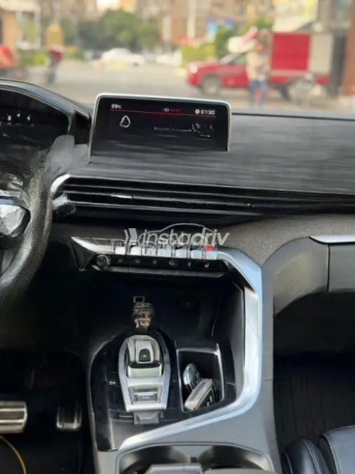 بيجو 5008 2019 أبيض أوتوماتيك مستعملة للبيع في القاهرة - 2