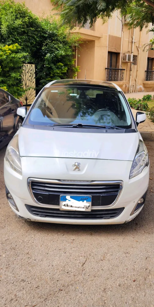 Peugeot 5008 2015 White Automatic Used for Sale in Greater Cairo ( Cairo + Giza) - 3