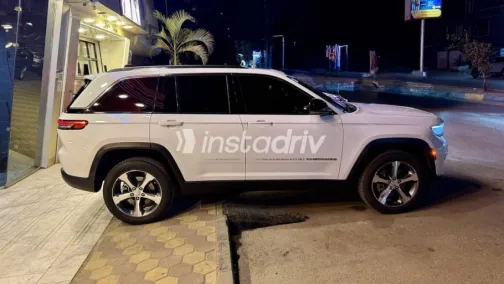 Jeep Grand Cherokee 2023 White Automatic Used for Sale in Mohandessin - 3