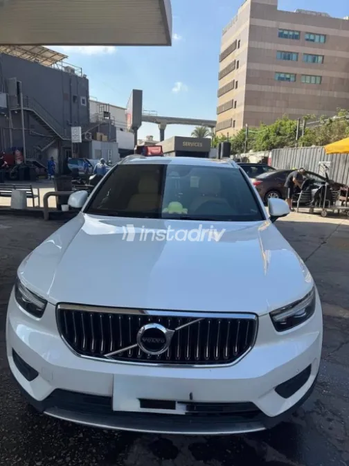 فولفو XC 40 2022 أبيض أوتوماتيك مستعملة للبيع في القاهرة - 1