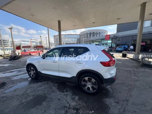 فولفو XC 40 2022 أبيض أوتوماتيك مستعملة للبيع في القاهرة - 2