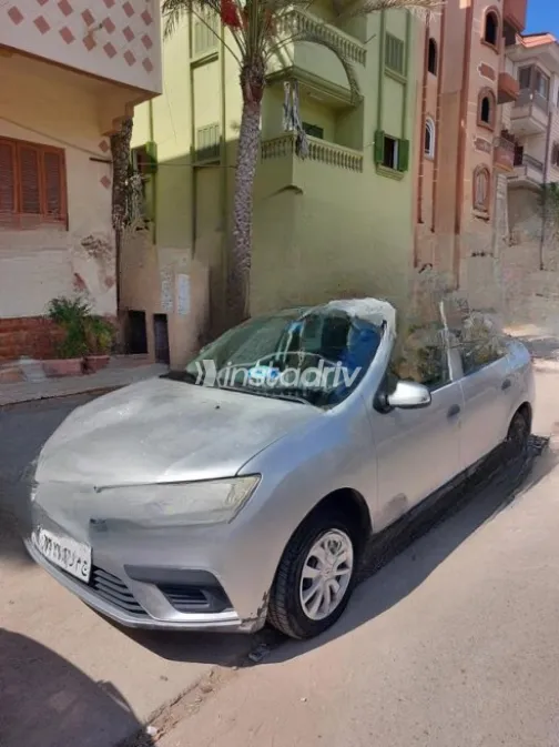 Renault Logan 2017 Gray Automatic Used for Sale in Damietta - 2