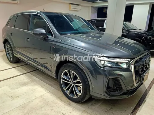 اودي Q7 2025 رمادي أوتوماتيك مستعملة للبيع في القاهرة - 4