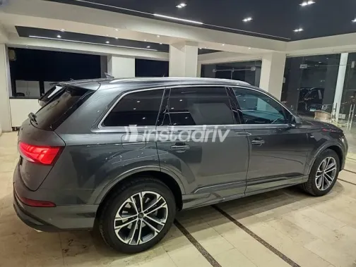 اودي Q7 2025 رمادي أوتوماتيك مستعملة للبيع في القاهرة - 6