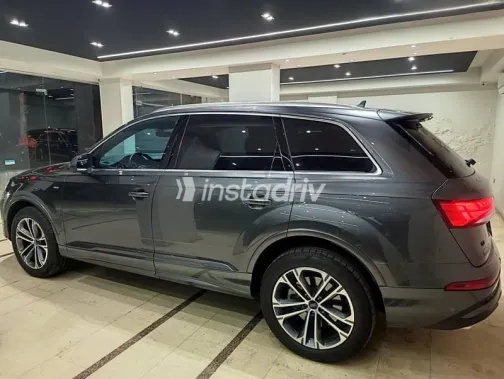 اودي Q7 2025 رمادي أوتوماتيك مستعملة للبيع في القاهرة - 7