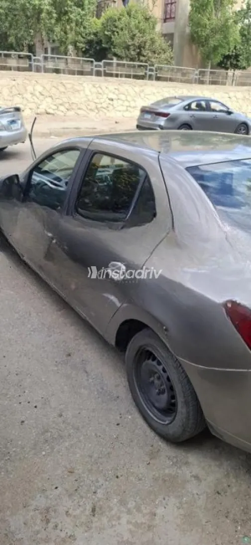 Renault Logan 2016 Champagne Automatic Used for Sale in Sheikh Zayed City - 3