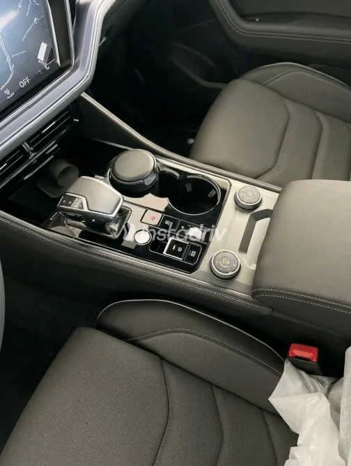 Volkswagen Touareg 2024 White Automatic Used for Sale in Greater Cairo ( Cairo + Giza) - 8