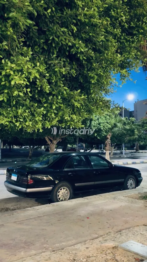 Mercedes E 200 2001 Black Automatic Used for Sale in Greater Cairo ( Cairo + Giza) - 8