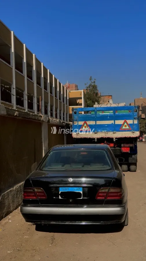 Mercedes E 200 2001 Black Automatic Used for Sale in Greater Cairo ( Cairo + Giza) - 10