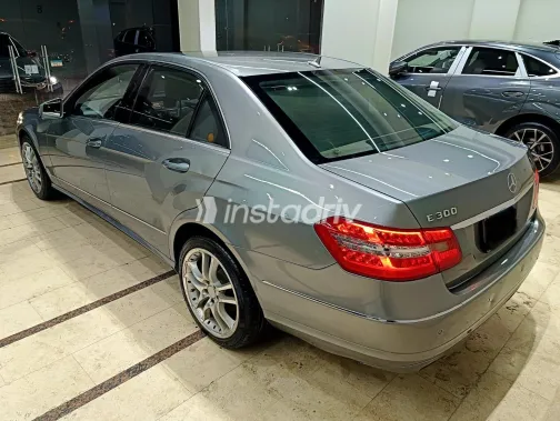 Mercedes E 300 2010 Silver Automatic Used for Sale in Greater Cairo ( Cairo + Giza) - 4