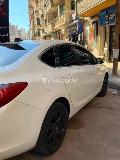 اوبل أسترا 2021 أبيض أوتوماتيك مستعملة للبيع في القاهرة الكبرى ( القاهرة - الجيزة) - 3
