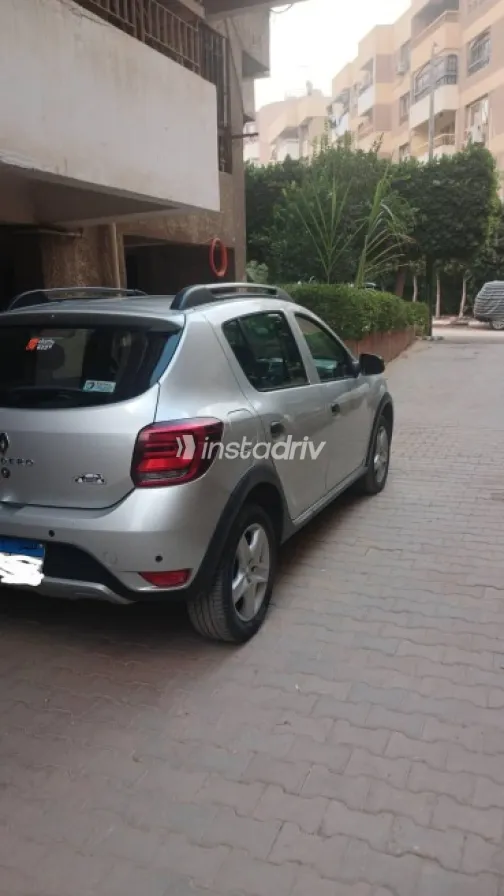 Renault Sandero Step Way 2019 Silver Automatic Used for Sale in Maadi - 2