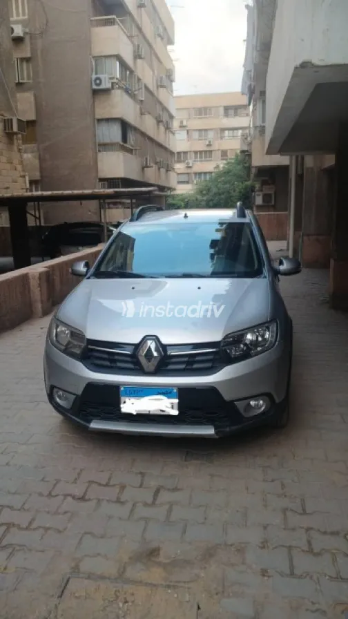 Renault Sandero Step Way 2019 Silver Automatic Used for Sale in Maadi - 3